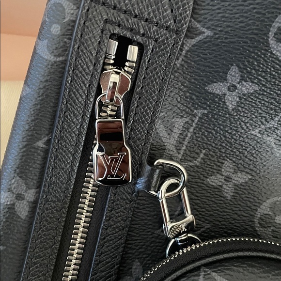 Louis Vuitton Duo Slingbag - Picture 9 of 13